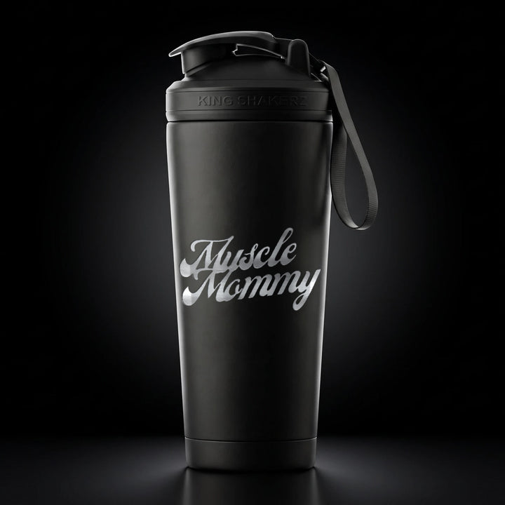 KING SHAKER® MUSCLE MOMMY – schwarzer Edelstahl-Shaker mit Lasergravur, Vorderansicht