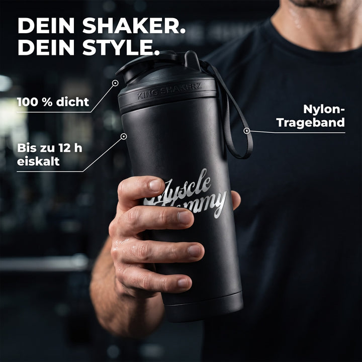 KING SHAKER® MUSCLE MOMMY – schwarzer Edelstahl-Shaker mit Lasergravur, in der Hand
