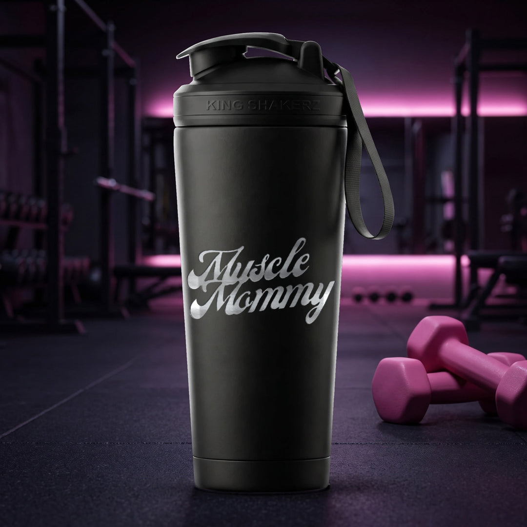 KING SHAKER® MUSCLE MOMMY – schwarzer Edelstahl-Shaker mit Lasergravur, Szene
