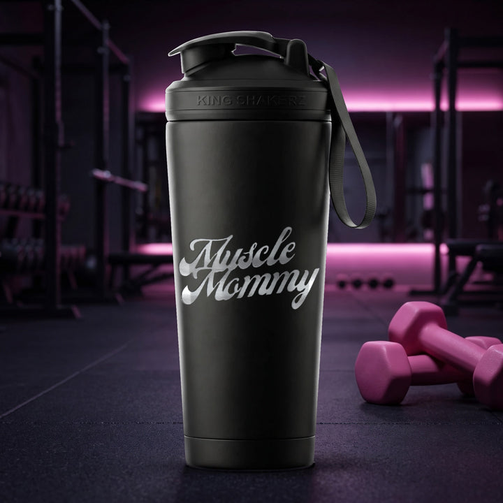 KING SHAKER® MUSCLE MOMMY – schwarzer Edelstahl-Shaker mit Lasergravur, Szene
