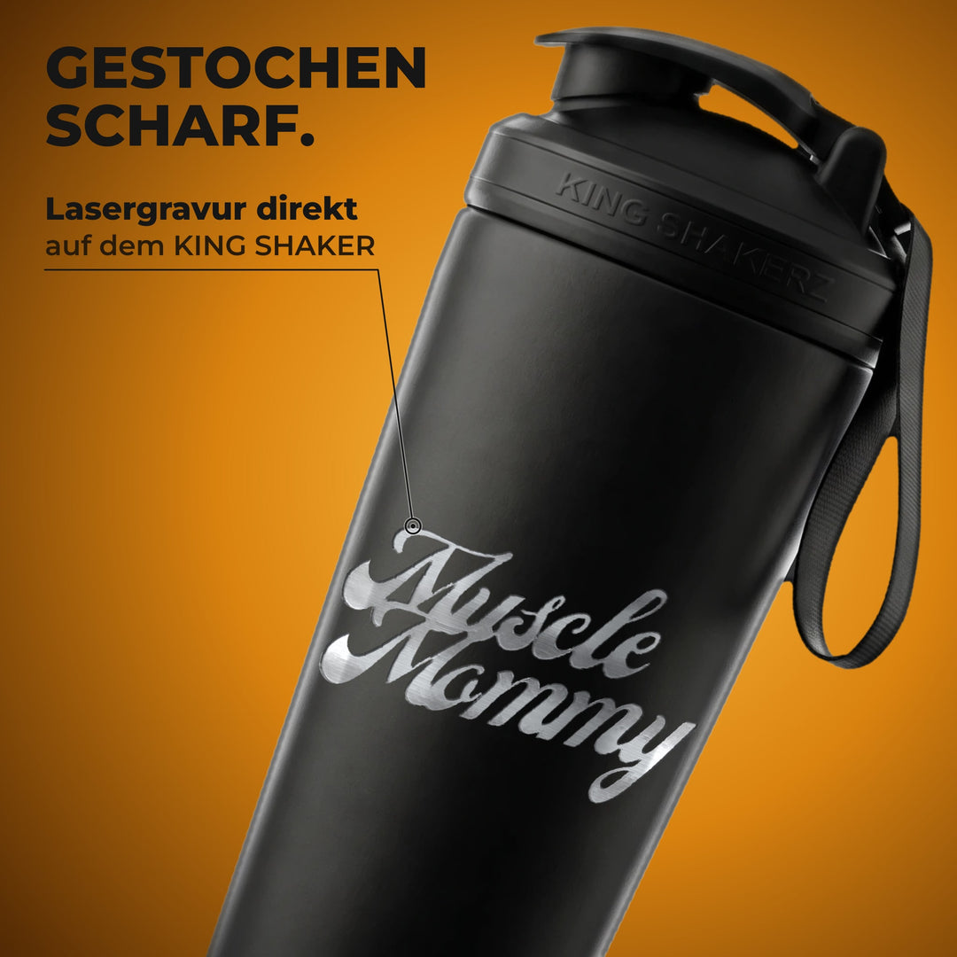 KING SHAKER® MUSCLE MOMMY – schwarzer Edelstahl-Shaker mit Lasergravur, Nahaufnahme der Gravur