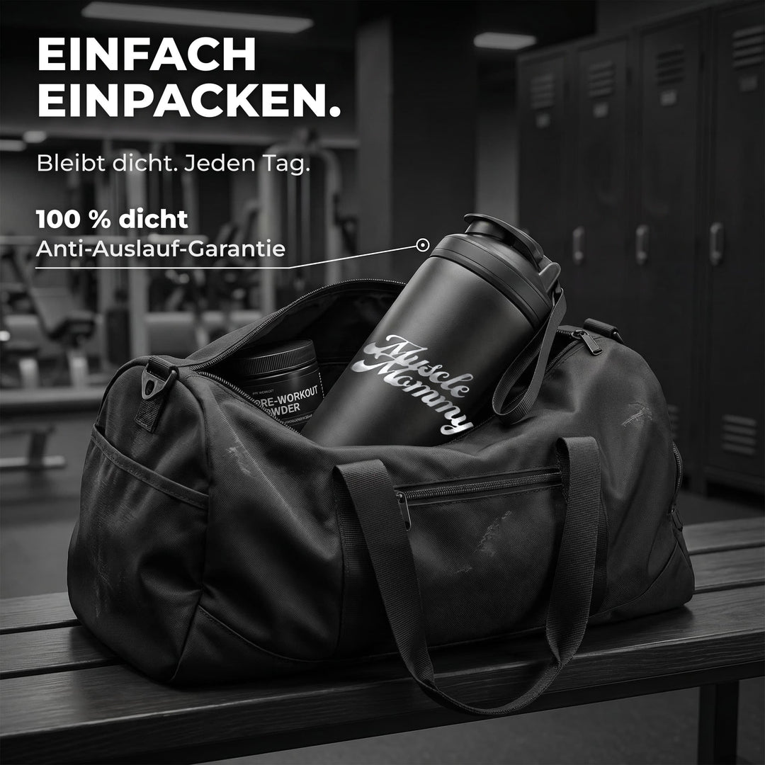 KING SHAKER® MUSCLE MOMMY – schwarzer Edelstahl-Shaker mit Lasergravur, in der Sporttasche
