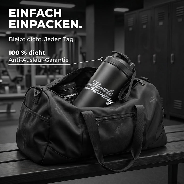 KING SHAKER® MUSCLE MOMMY – schwarzer Edelstahl-Shaker mit Lasergravur, in der Sporttasche