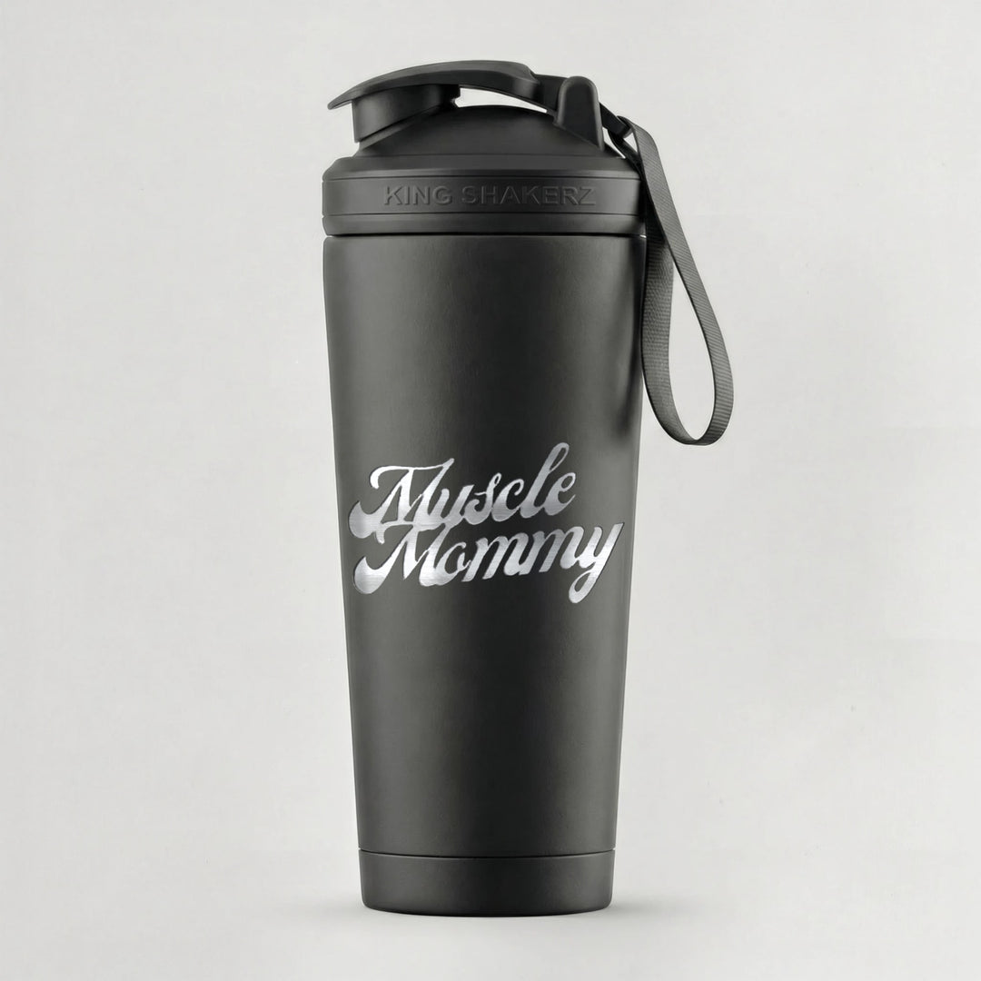 KING SHAKER® MUSCLE MOMMY – schwarzer Edelstahl-Shaker mit Lasergravur, vor grauem Hintergrund