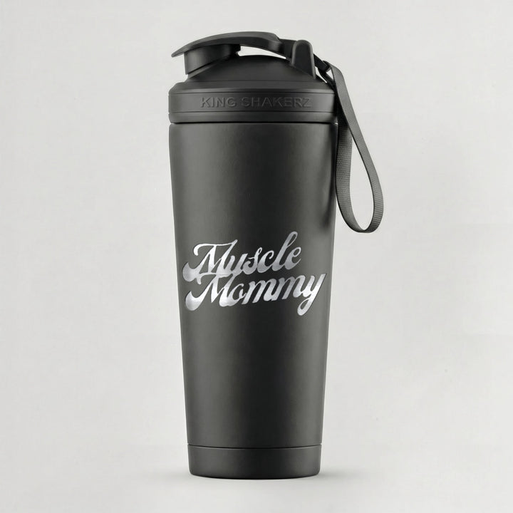 KING SHAKER® MUSCLE MOMMY – schwarzer Edelstahl-Shaker mit Lasergravur, vor grauem Hintergrund