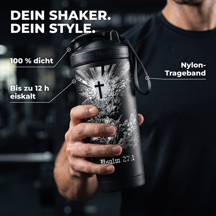 KING SHAKER® PSALM 27:1 – schwarzer Edelstahl-Shaker mit Lasergravur, in der Hand