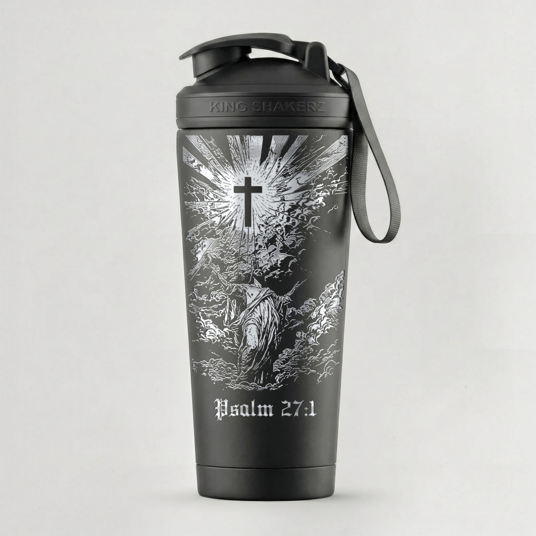KING SHAKER® PSALM 27:1 – schwarzer Edelstahl-Shaker mit Lasergravur, vor grauem Hintergrund