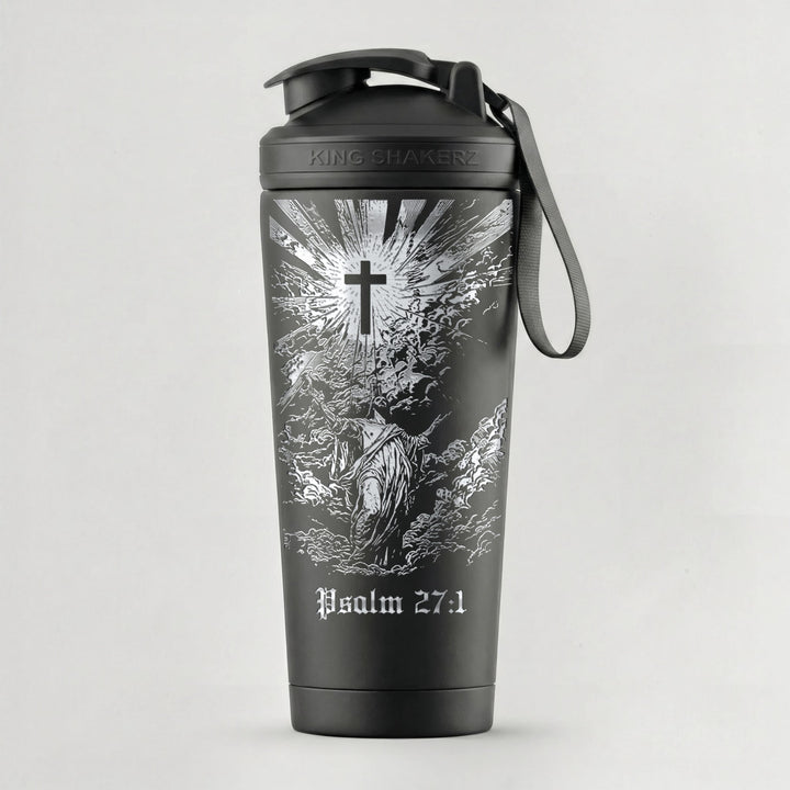 KING SHAKER® PSALM 27:1 – schwarzer Edelstahl-Shaker mit Lasergravur, vor grauem Hintergrund