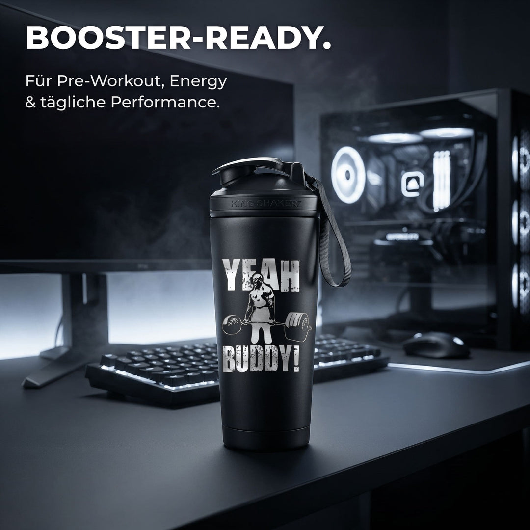 KING SHAKER® RONNIE COLEMAN – schwarzer Edelstahl-Shaker mit Lasergravur, am Schreibtisch mit Booster