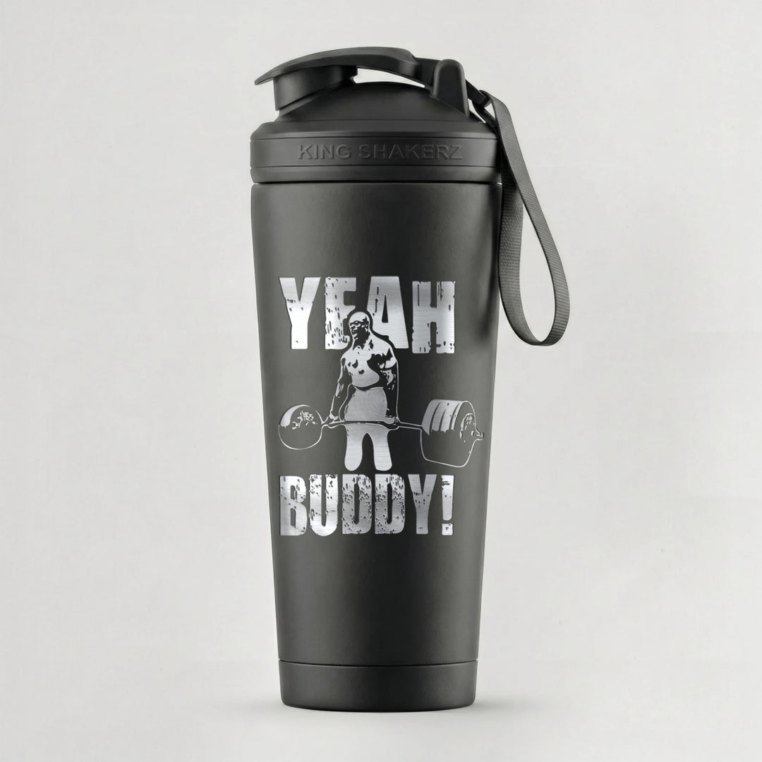 KING SHAKER® RONNIE COLEMAN – schwarzer Edelstahl-Shaker mit Lasergravur, vor grauem Hintergrund