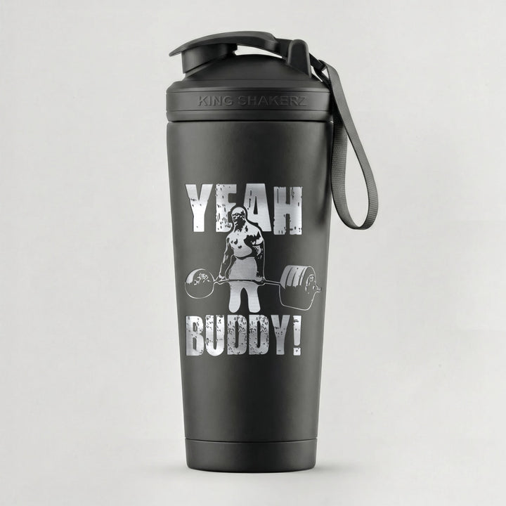 KING SHAKER® RONNIE COLEMAN – schwarzer Edelstahl-Shaker mit Lasergravur, vor grauem Hintergrund