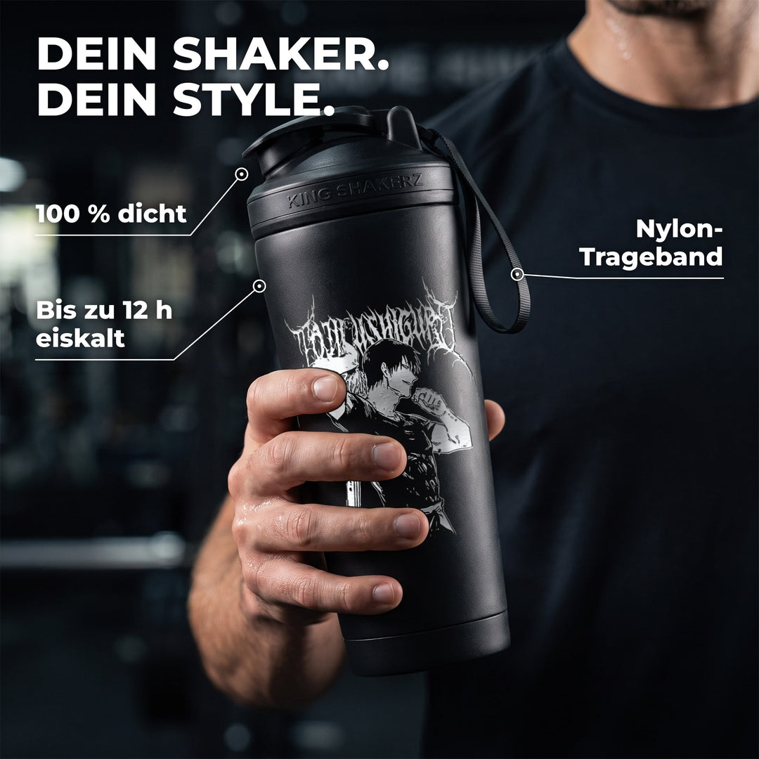 KING SHAKER® TF – schwarzer Edelstahl-Shaker mit Lasergravur, in der Hand