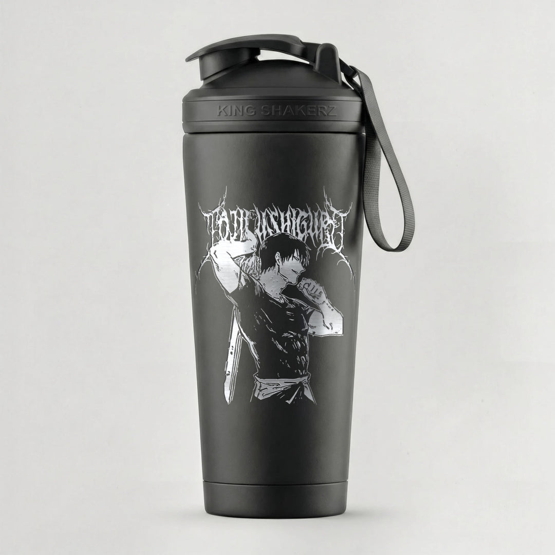 KING SHAKER® TF – schwarzer Edelstahl-Shaker mit Lasergravur, vor grauem Hintergrund