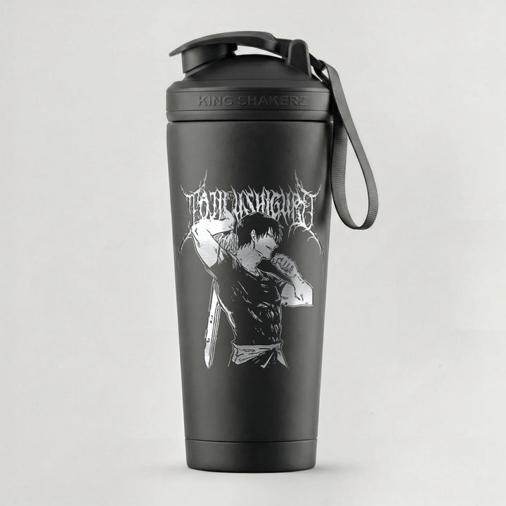KING SHAKER® TF – schwarzer Edelstahl-Shaker mit Lasergravur, vor grauem Hintergrund