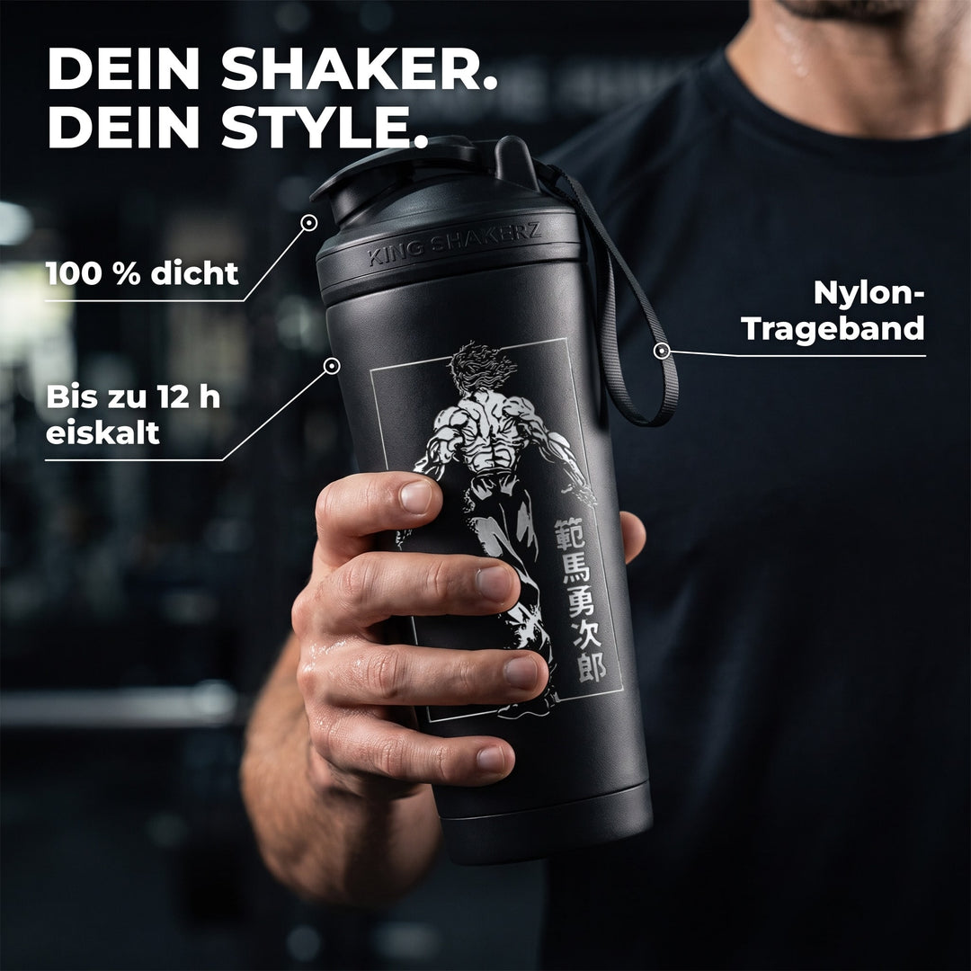 KING SHAKER® YUJIRO – schwarzer Edelstahl-Shaker mit Lasergravur, in der Hand