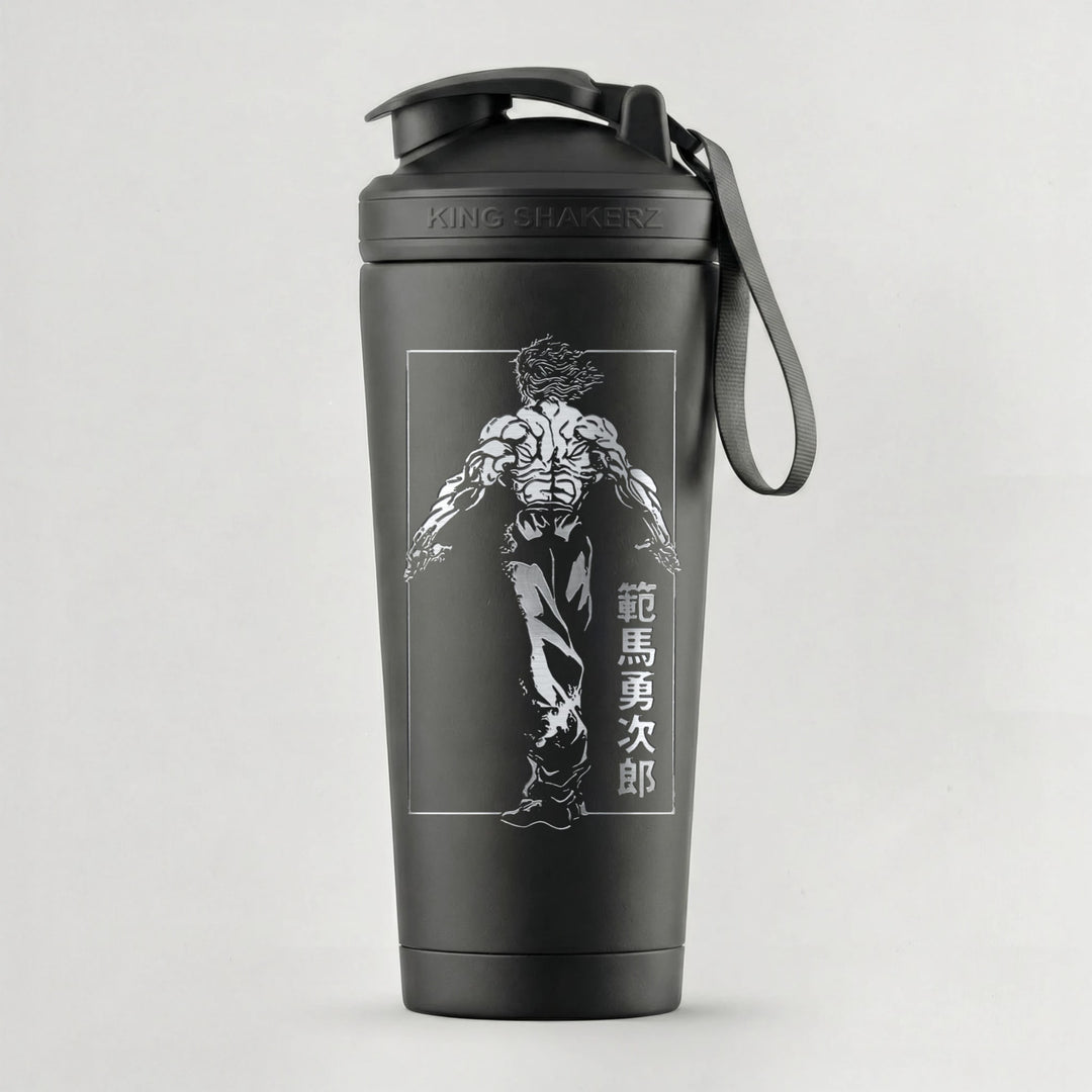 KING SHAKER® YUJIRO – schwarzer Edelstahl-Shaker mit Lasergravur, vor grauem Hintergrund