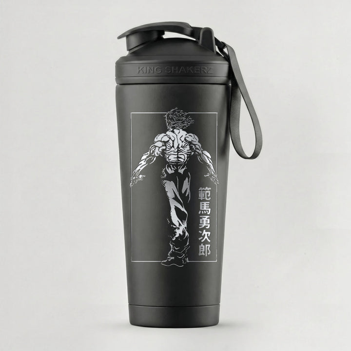 KING SHAKER® YUJIRO – schwarzer Edelstahl-Shaker mit Lasergravur, vor grauem Hintergrund