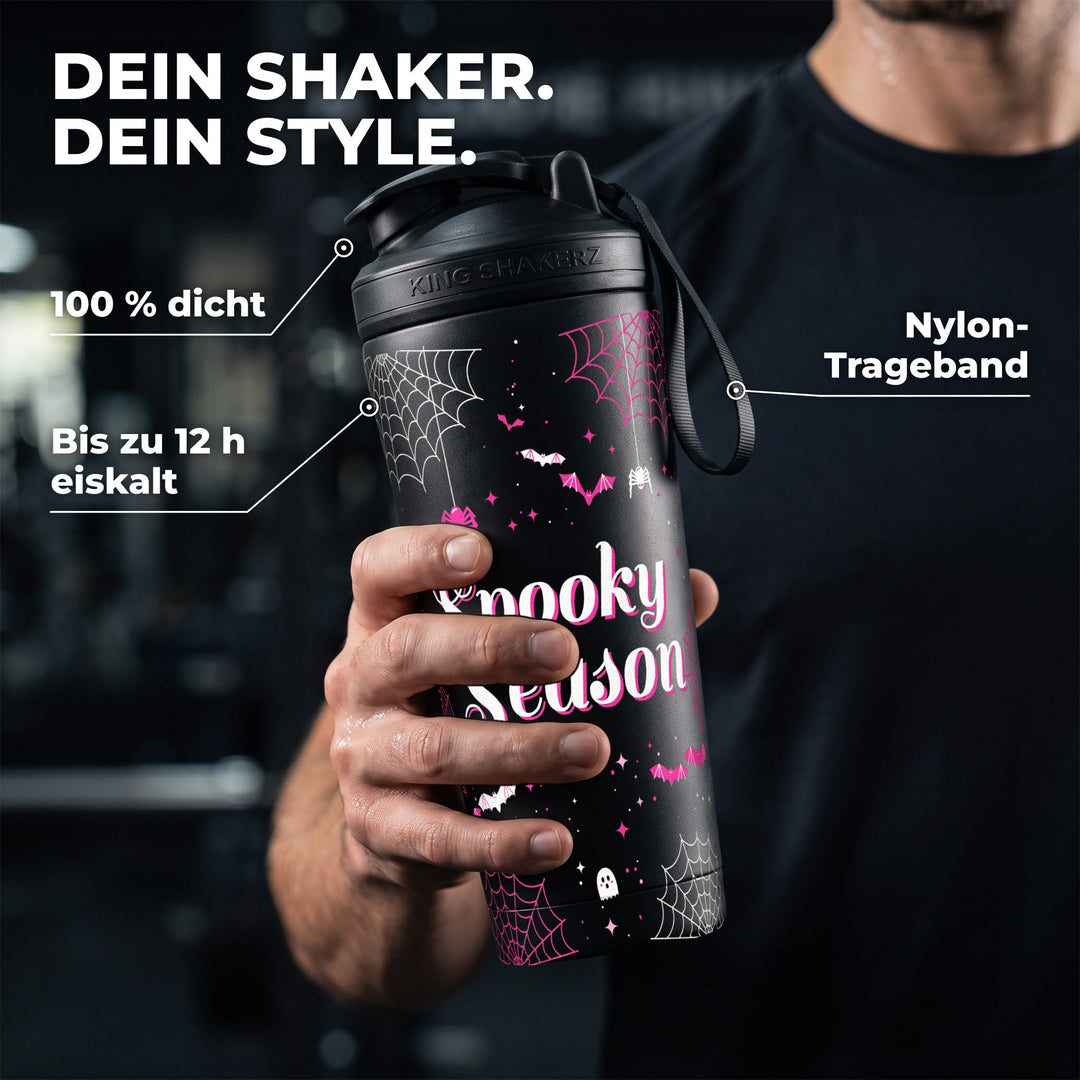 KING SHAKER® SPOOKY SEASON – schwarzer Edelstahl-Shaker mit Halloween-Farbdruck, in der Hand