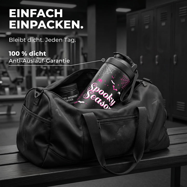 KING SHAKER® SPOOKY SEASON – schwarzer Edelstahl-Shaker mit Halloween-Farbdruck, in der Sporttasche