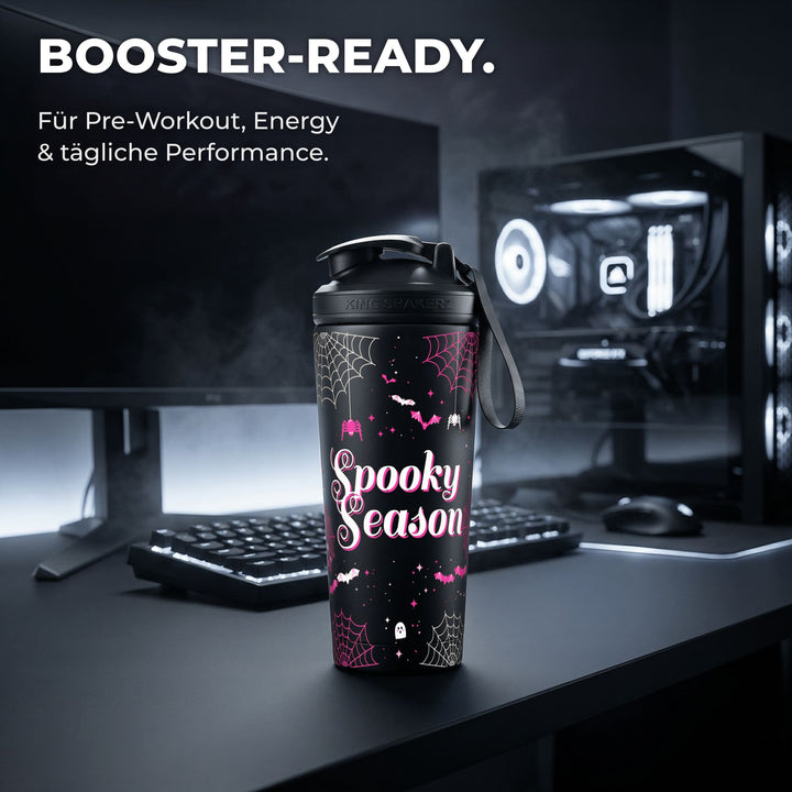 KING SHAKER® SPOOKY SEASON – schwarzer Edelstahl-Shaker mit Halloween-Farbdruck, am Schreibtisch mit Booster