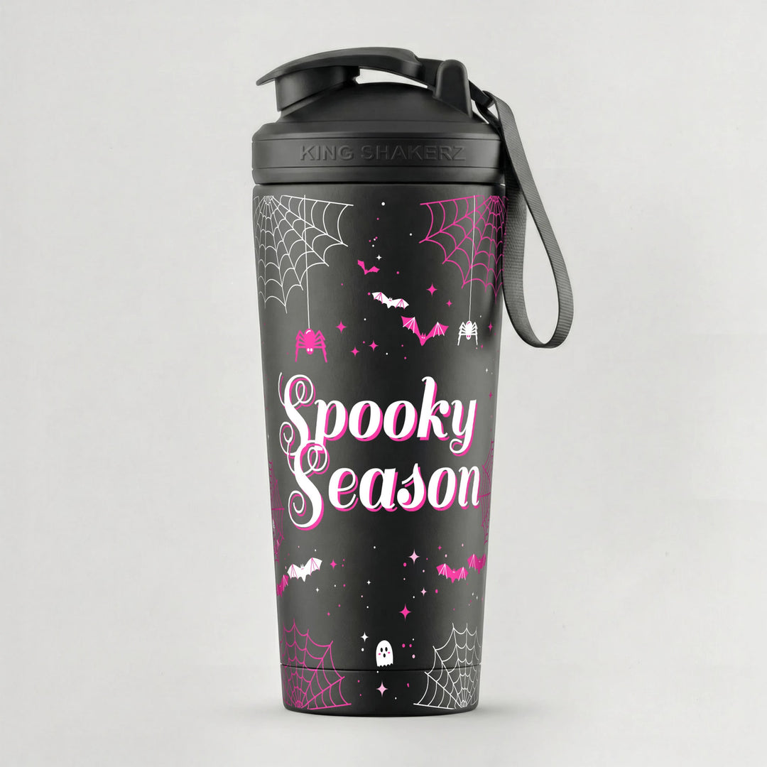 KING SHAKER® SPOOKY SEASON – schwarzer Edelstahl-Shaker mit Halloween-Farbdruck, vor grauem Hintergrund
