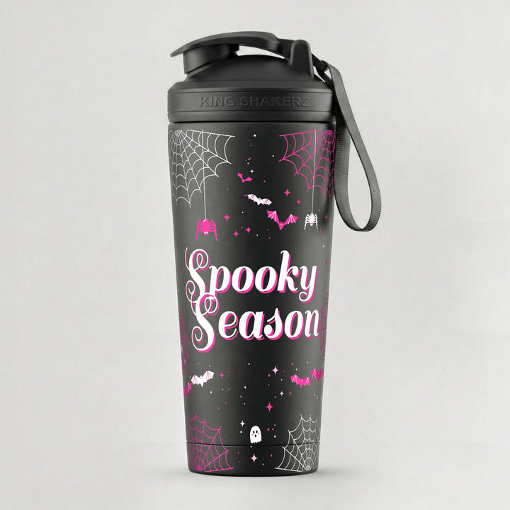 KING SHAKER® SPOOKY SEASON – schwarzer Edelstahl-Shaker mit Halloween-Farbdruck, vor grauem Hintergrund
