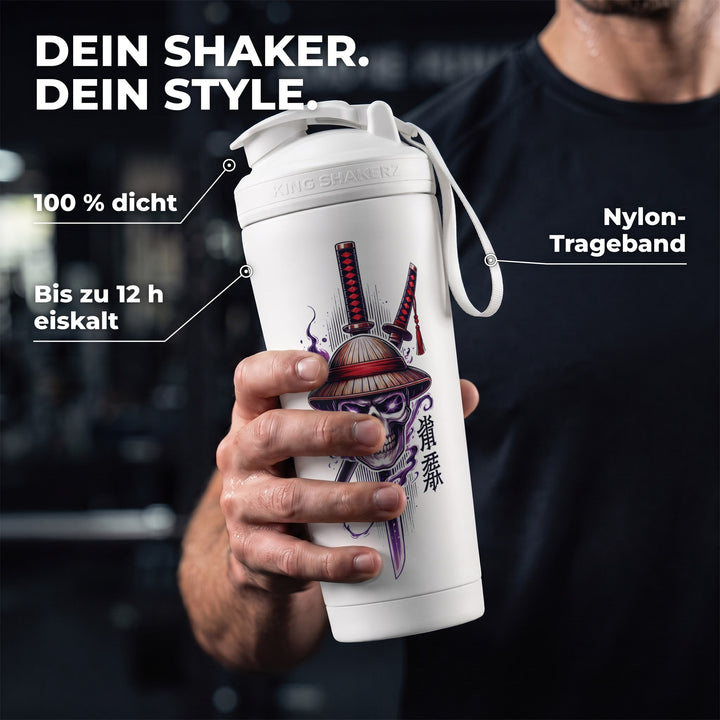 KING SHAKER® STRAWHAT AND SWORD – weißer Edelstahl-Shaker mit Farbdruck, in der Hand