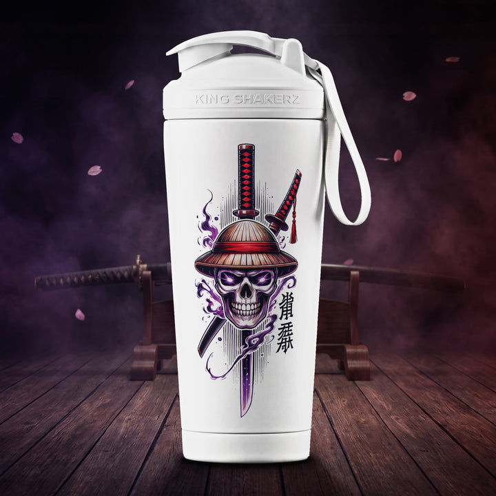 KING SHAKER® STRAWHAT AND SWORD – weißer Edelstahl-Shaker mit Farbdruck, Szene