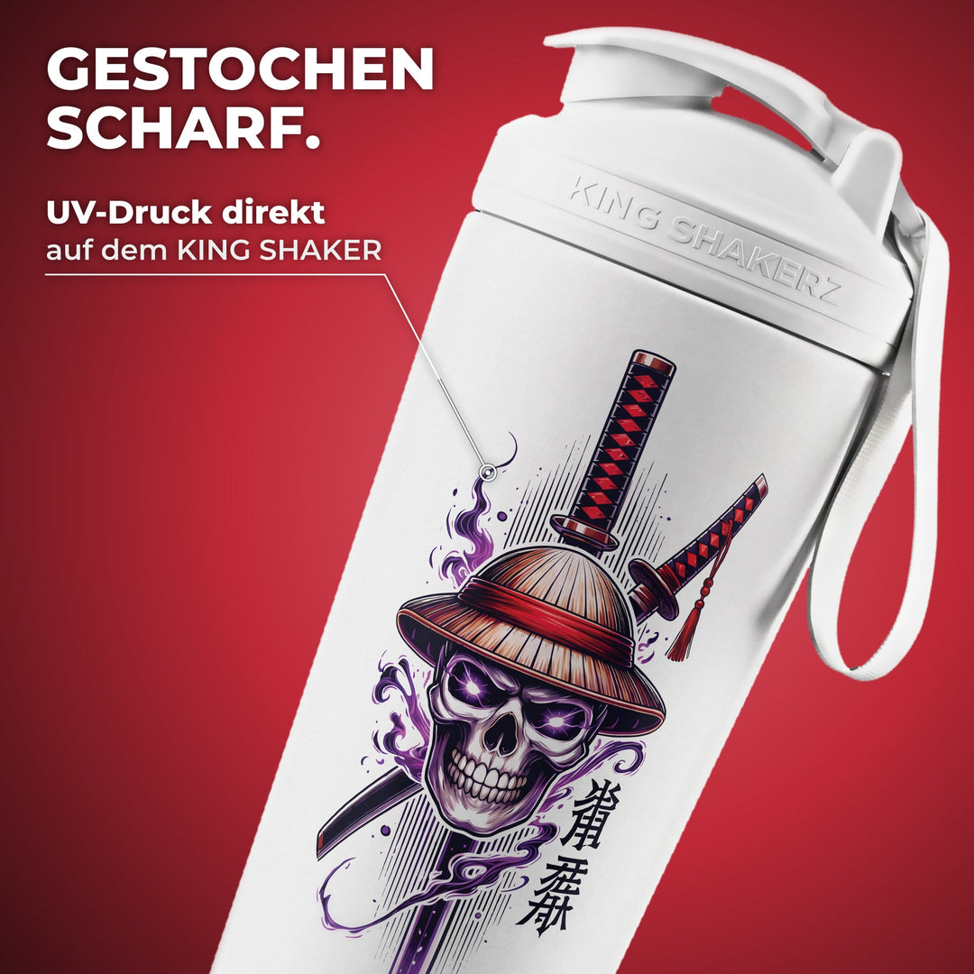 KING SHAKER® STRAWHAT AND SWORD – weißer Edelstahl-Shaker mit Farbdruck, Nahaufnahme des Drucks