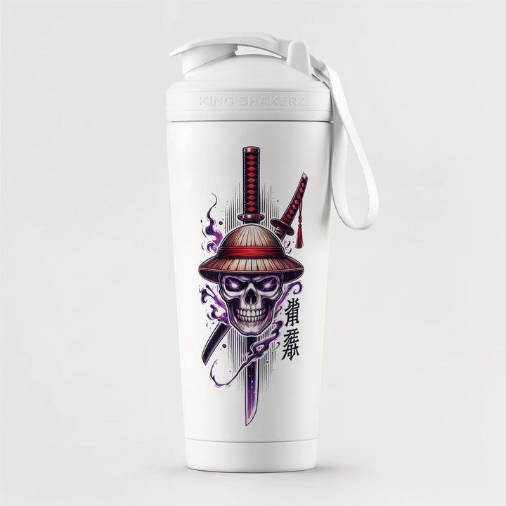 KING SHAKER® STRAWHAT AND SWORD – weißer Edelstahl-Shaker mit Farbdruck, vor grauem Hintergrund