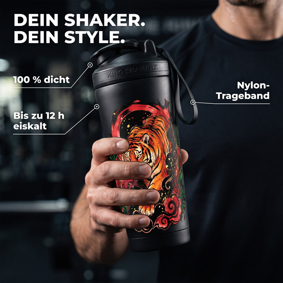 KING SHAKER® TORA – schwarzer Edelstahl-Shaker mit Farbdruck, in der Hand