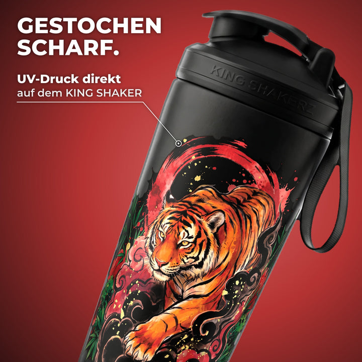 KING SHAKER® TORA – schwarzer Edelstahl-Shaker mit Farbdruck, Nahaufnahme des Drucks
