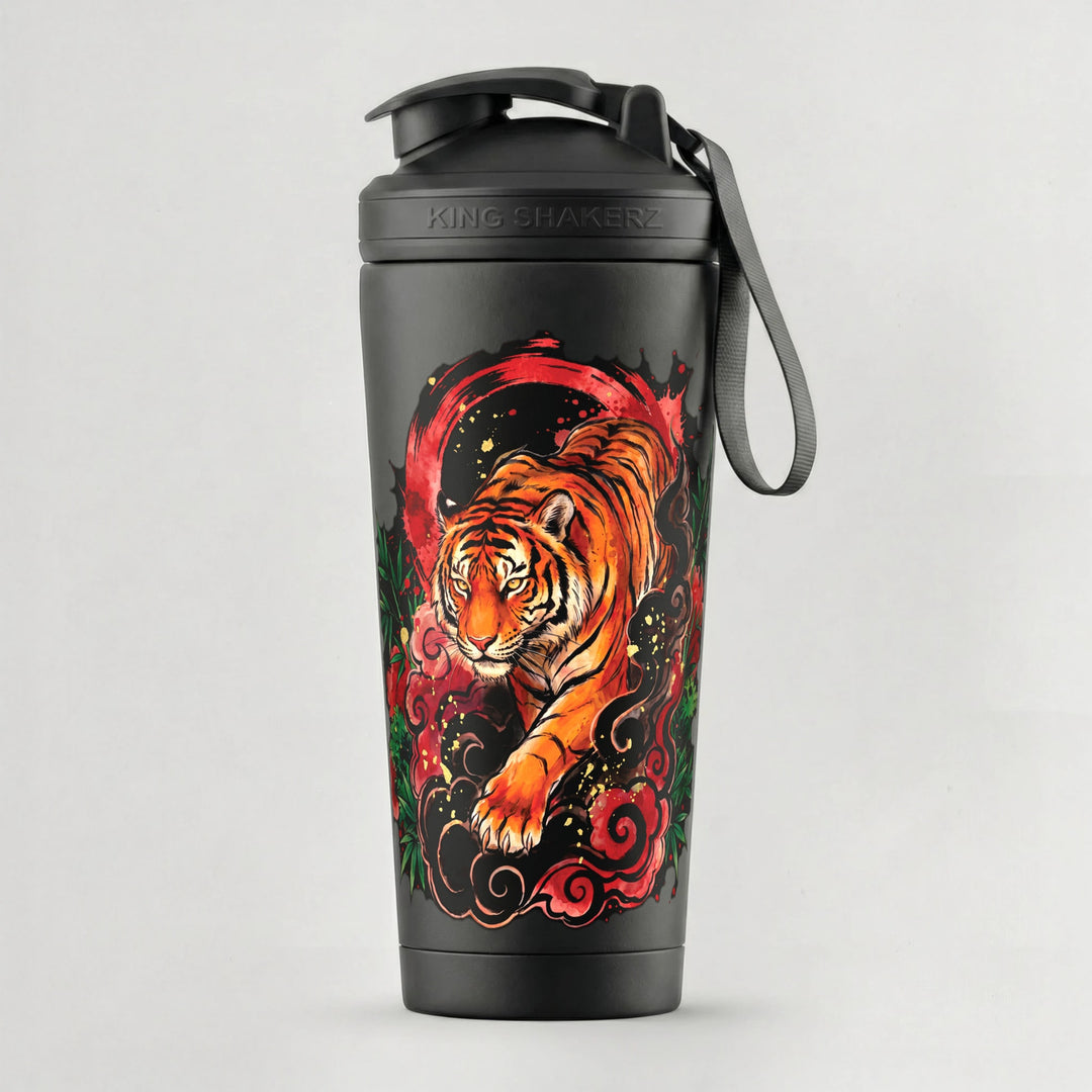 KING SHAKER® TORA – schwarzer Edelstahl-Shaker mit Farbdruck, vor grauem Hintergrund