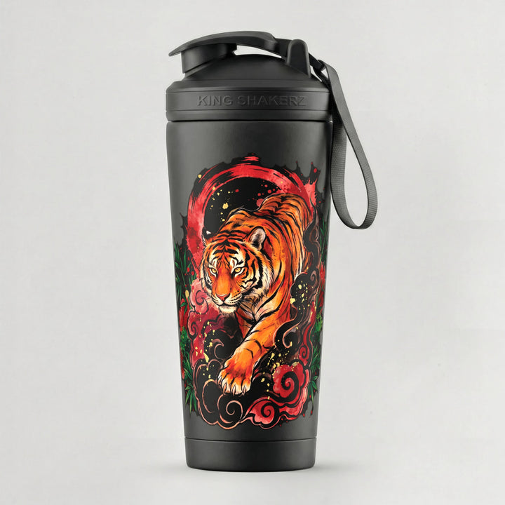 KING SHAKER® TORA – schwarzer Edelstahl-Shaker mit Farbdruck, vor grauem Hintergrund