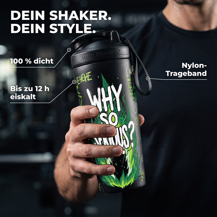 KING SHAKER® WHY SO SERIOUS – schwarzer Edelstahl-Shaker mit Halloween-Farbdruck, in der Hand
