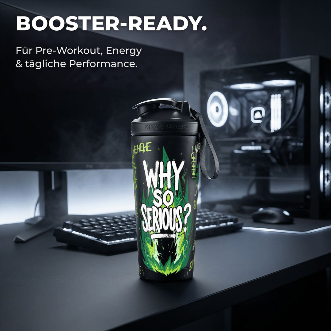 KING SHAKER® WHY SO SERIOUS – schwarzer Edelstahl-Shaker mit Halloween-Farbdruck, am Schreibtisch mit Booster