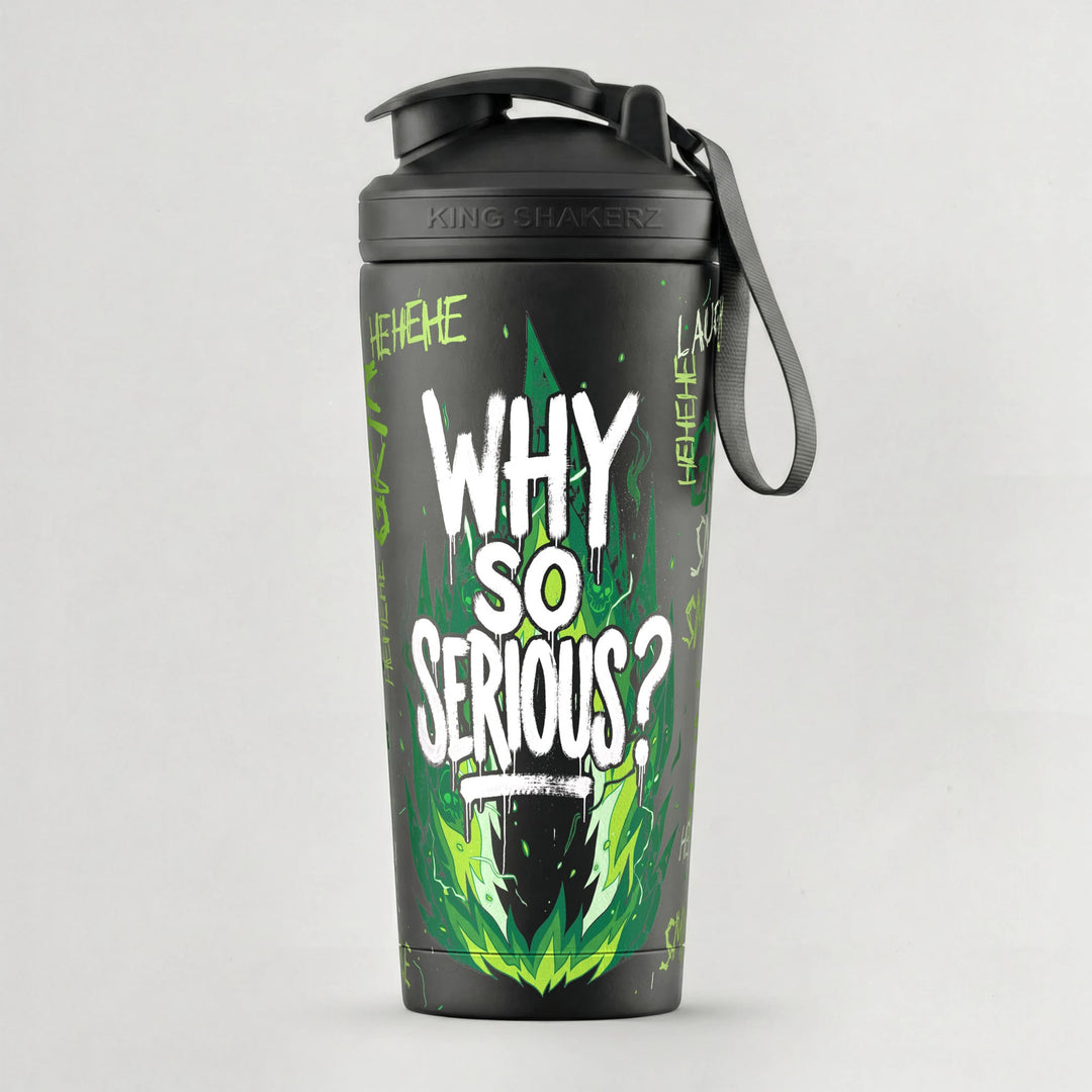 KING SHAKER® WHY SO SERIOUS – schwarzer Edelstahl-Shaker mit Halloween-Farbdruck, vor grauem Hintergrund