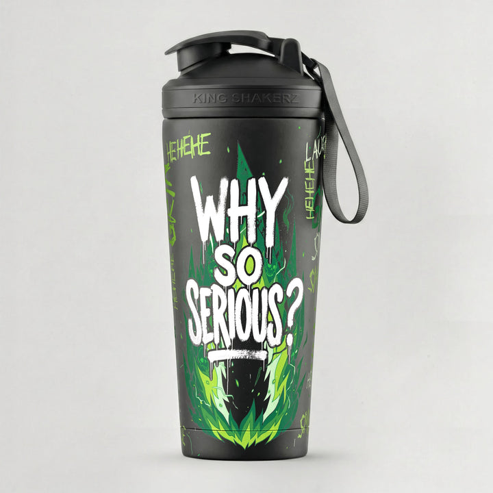KING SHAKER® WHY SO SERIOUS – schwarzer Edelstahl-Shaker mit Halloween-Farbdruck, vor grauem Hintergrund